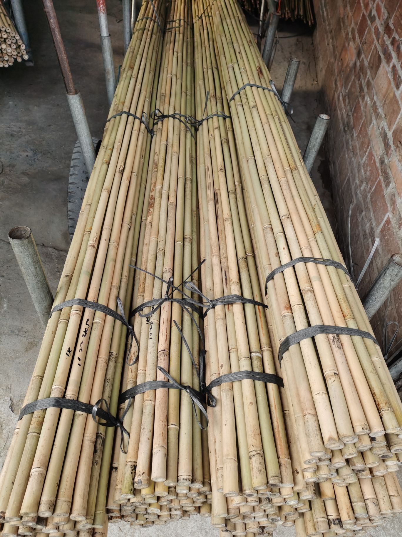 Tyczki bambusowe do sprzedaży.