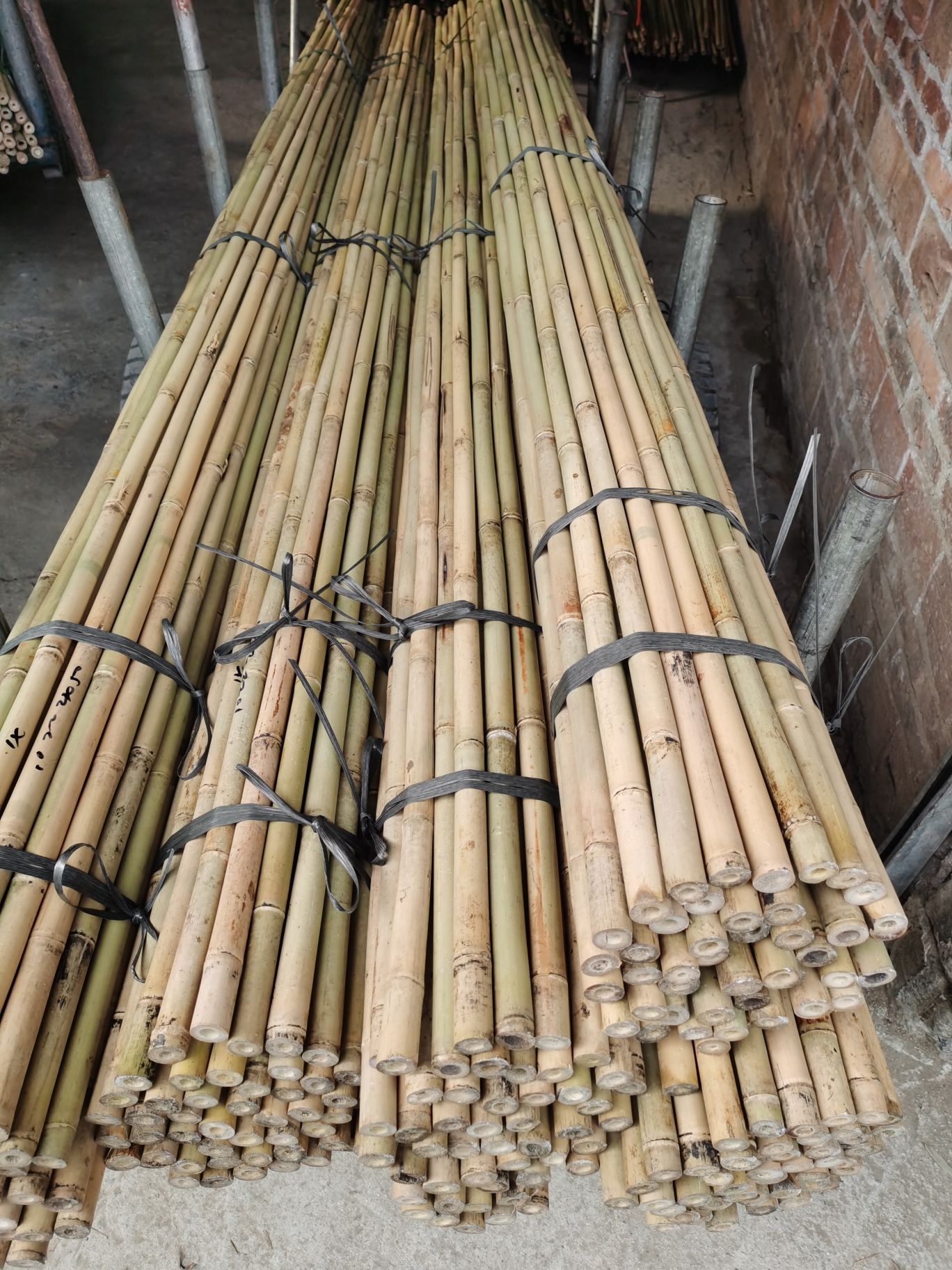 Tyczki bambusowe związane.